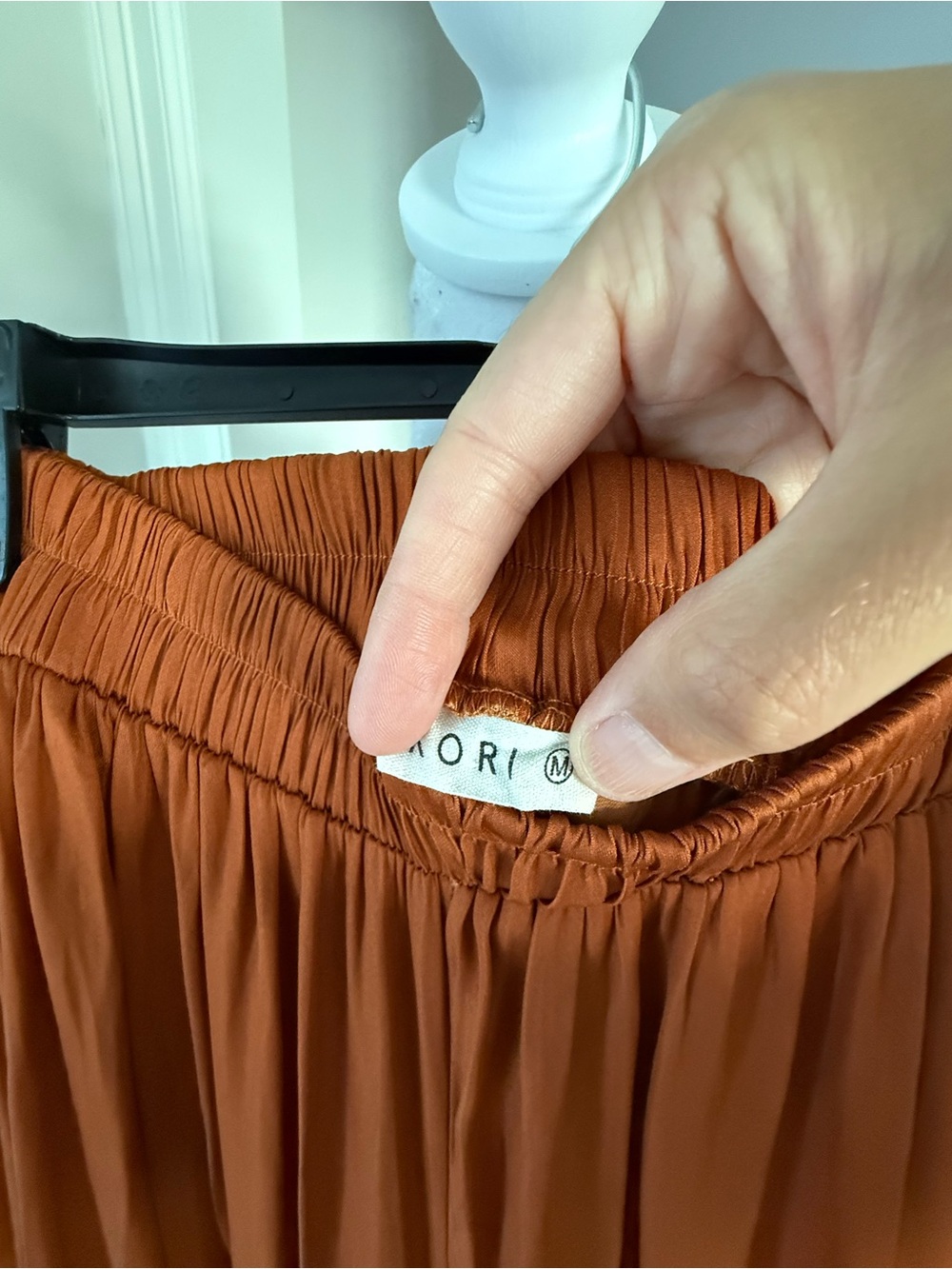 Kori satin elastic waist pants in sz. M - Picture 5 of 5
